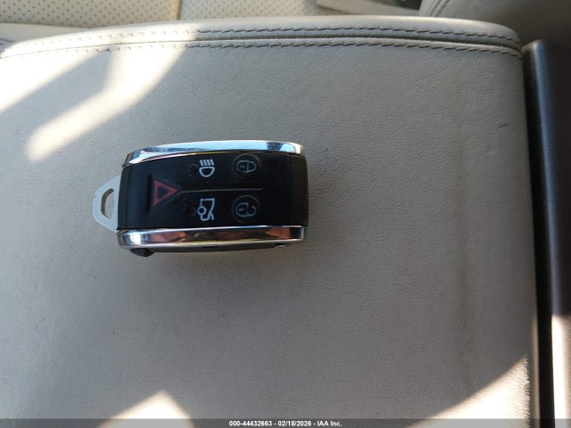 2010 JAGUAR XF SAJWA0JC3AMR49389 Photo 10