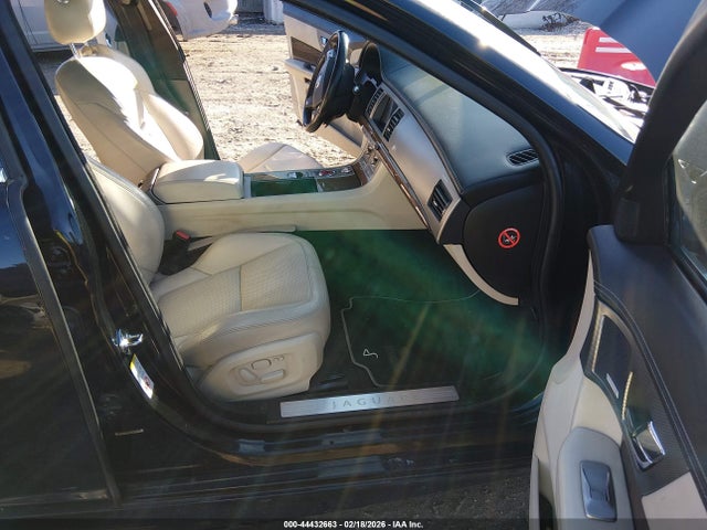 2010 JAGUAR XF SAJWA0JC3AMR49389 Photo 4