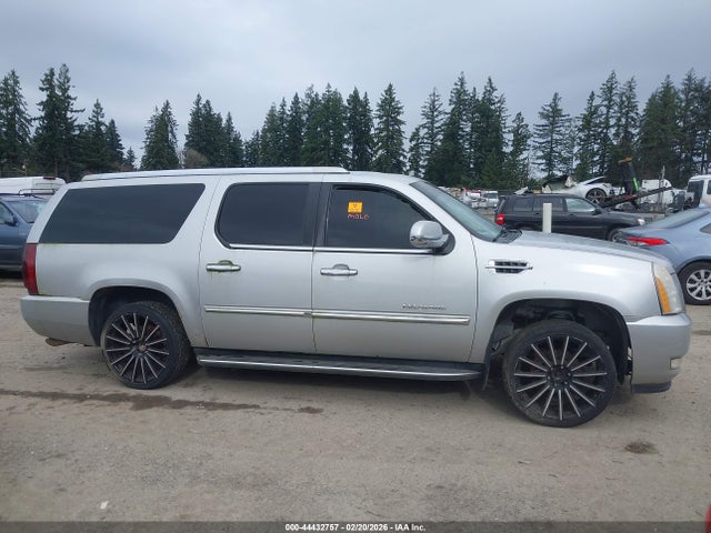 Продаж на аукціоні авто 2010 Cadillac Escalade Esv Luxury, vin: 1GYUKHEF7AR137502, номер лоту: 44432757