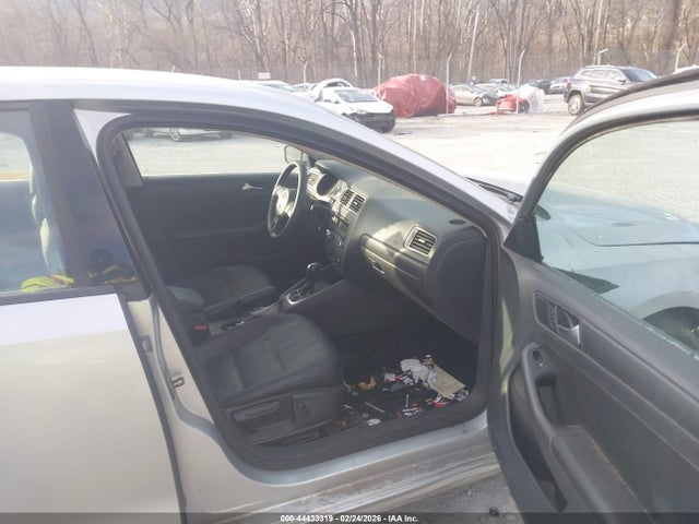 2014 Volkswagen Jetta 1.8t Se მანქანა იყიდება აუქციონზე, vin: 3VWD17AJ5EM265058, აუქციონის ნომერი: 44433319