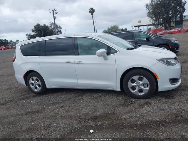 Chrysler Pacifica Hybrid Touring Plus 2018 2C4RC1H76JR332957 Image 14
