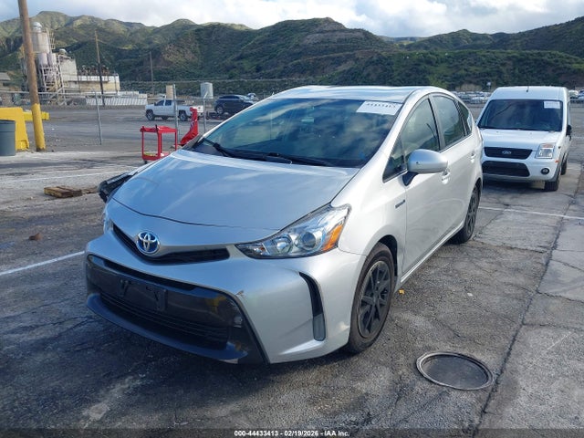 Toyota Prius V Three 2015 JTDZN3EU9FJ022684 Image 2