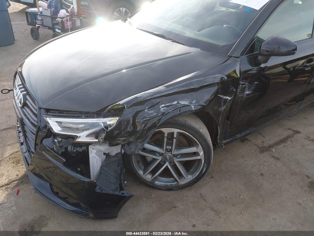 2019 Audi A3 40 Premium/40 Titanium Premium მანქანა იყიდება აუქციონზე, vin: WAUAUGFF1KA118825, აუქციონის ნომერი: 44433591