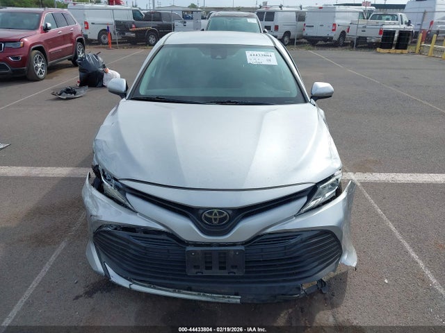 2020 Toyota Camry Le მანქანა იყიდება აუქციონზე, vin: 4T1C11AK7LU877271, აუქციონის ნომერი: 44433804