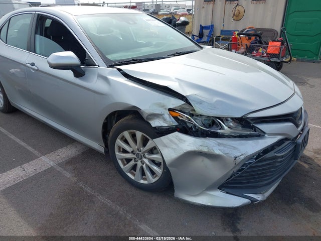 2020 Toyota Camry Le მანქანა იყიდება აუქციონზე, vin: 4T1C11AK7LU877271, აუქციონის ნომერი: 44433804