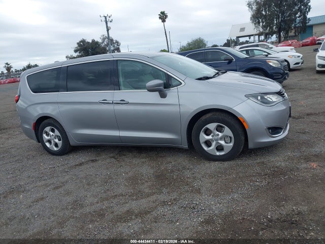 Chrysler Pacifica Hybrid Touring Plus 2018 2C4RC1H77JR332966 Image 18