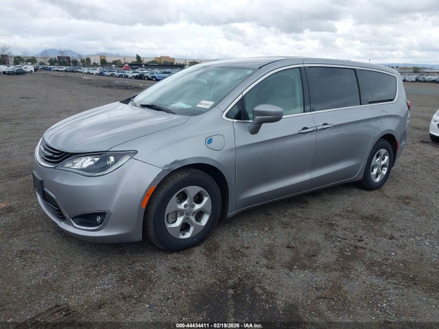 Chrysler Pacifica Hybrid Touring Plus 2018 2C4RC1H77JR332966 Image 2
