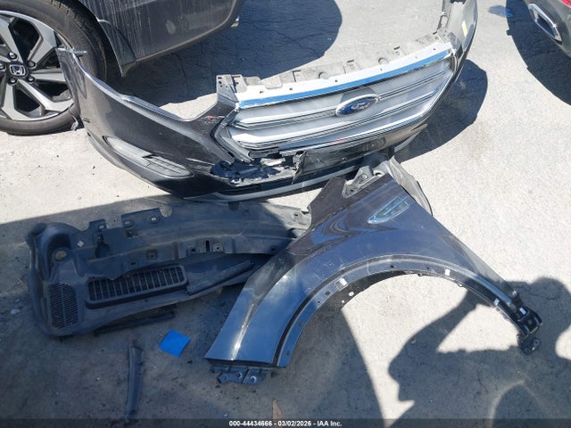 1FMCU0J98JUD59911 Ford Escape Titanium