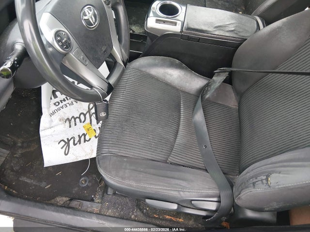 JTDZN3EU0GJ043831 Toyota Prius V Two