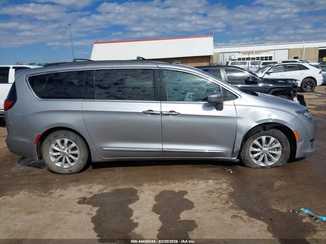 Продажа на аукционе авто 2017 Chrysler Pacifica Touring-l, vin: 2C4RC1BG0HR613137, номер лота: 44436344