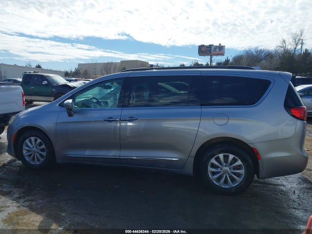 Продажа на аукционе авто 2017 Chrysler Pacifica Touring-l, vin: 2C4RC1BG0HR613137, номер лота: 44436344