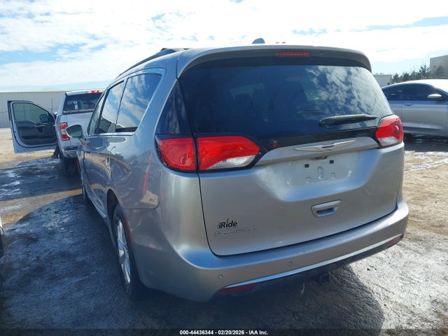 Продажа на аукционе авто 2017 Chrysler Pacifica Touring-l, vin: 2C4RC1BG0HR613137, номер лота: 44436344