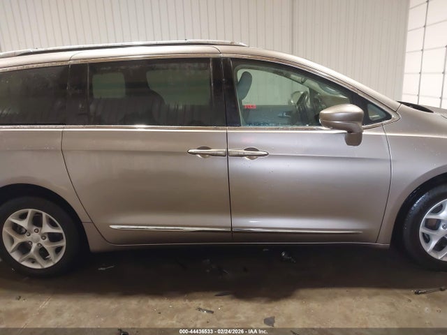 2017 Chrysler Pacifica Touring-l Plus მანქანა იყიდება აუქციონზე, vin: 2C4RC1EG6HR614272, აუქციონის ნომერი: 44436533