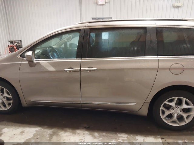 2017 Chrysler Pacifica Touring-l Plus მანქანა იყიდება აუქციონზე, vin: 2C4RC1EG6HR614272, აუქციონის ნომერი: 44436533