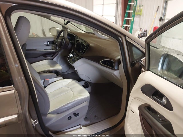 2017 Chrysler Pacifica Touring-l Plus მანქანა იყიდება აუქციონზე, vin: 2C4RC1EG6HR614272, აუქციონის ნომერი: 44436533