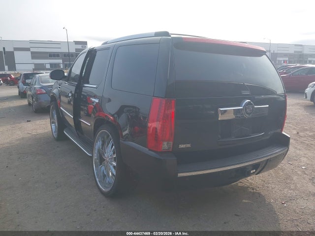 2011 CADILLAC ESCALADE 1GYS3AEF3BR239666 Photo 2