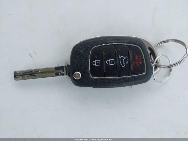 KM8J33A40GU228593 Hyundai TUCSON SE