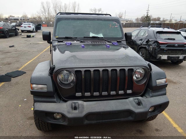 1C4HJXDNXJW203927 Jeep Wrangler Unlimited Sport 4x4