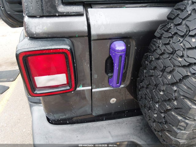 1C4HJXDNXJW203927 Jeep Wrangler Unlimited Sport 4x4