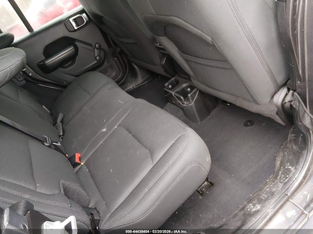 1C4HJXDNXJW203927 Jeep Wrangler Unlimited Sport 4x4