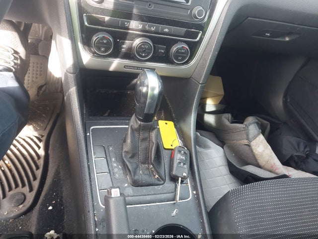1VWAT7A39GC043660 Volkswagen Passat 1.8t S