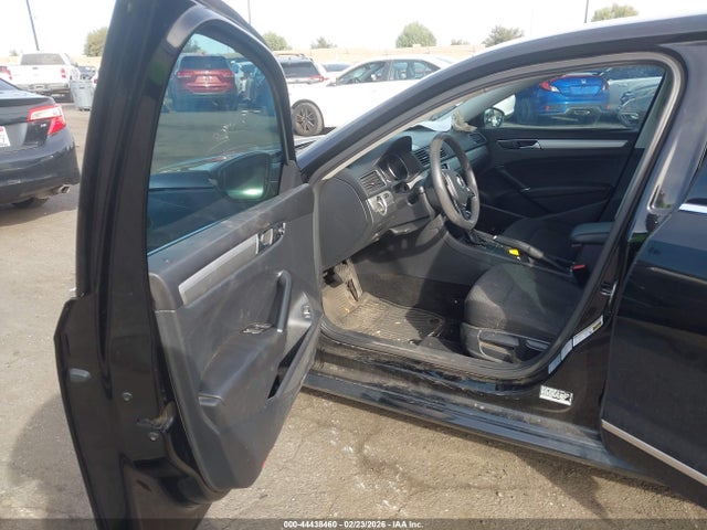1VWAT7A39GC043660 Volkswagen Passat 1.8t S