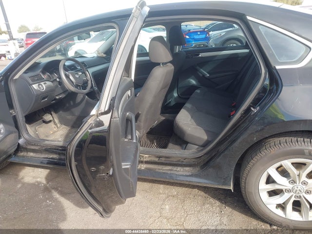 1VWAT7A39GC043660 Volkswagen Passat 1.8t S