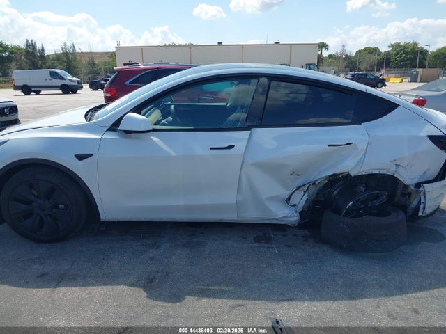 Продаж на аукціоні авто 2024 Tesla Model Y Long Range Single Motor Rear-wheel Drive/rwd, vin: 7SAYGDED5RA326621, номер лоту: 44438493