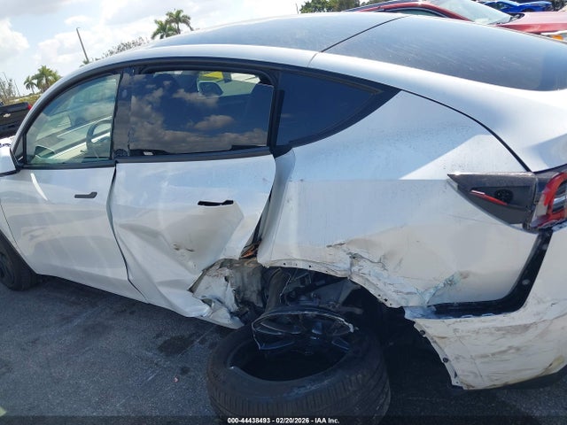 Продаж на аукціоні авто 2024 Tesla Model Y Long Range Single Motor Rear-wheel Drive/rwd, vin: 7SAYGDED5RA326621, номер лоту: 44438493