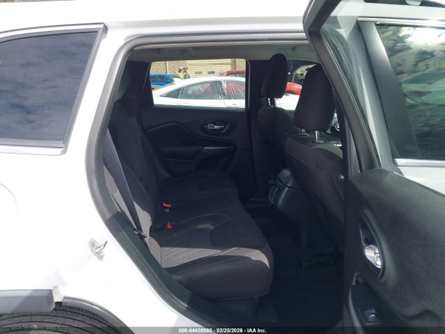 1C4PJLCB1KD340649 Jeep Cherokee Latitude Fwd