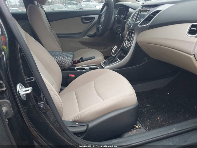 5NPDH4AE9FH567525 Hyundai ELANTRA SE