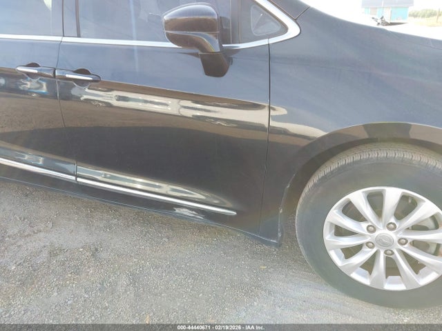 Продаж на аукціоні авто 2017 Chrysler Pacifica Touring-l, vin: 2C4RC1BG2HR739337, номер лоту: 44440671