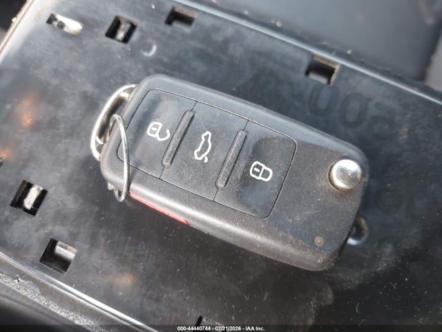 44440744 :رقم المزاد ، 3VWJX7AT1DM681576 vin ، 2013 Volkswagen Beetle 2.5l مزاد بيع