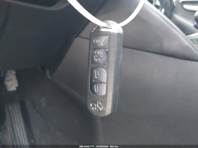 3MYDLBYVXKY501833 Toyota YARIS LE
