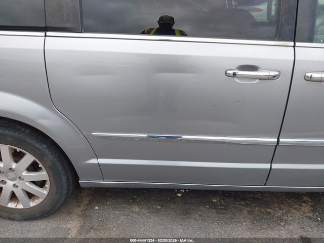 2015 Chrysler Town & Country Touring მანქანა იყიდება აუქციონზე, vin: 2C4RC1BG1FR752884, აუქციონის ნომერი: 44441324