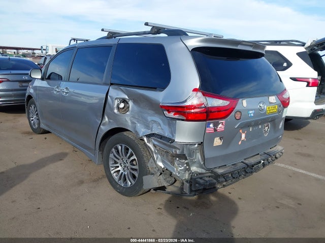 5TDYZ3DC6JS918770 Toyota Sienna Xle 8 Passenger