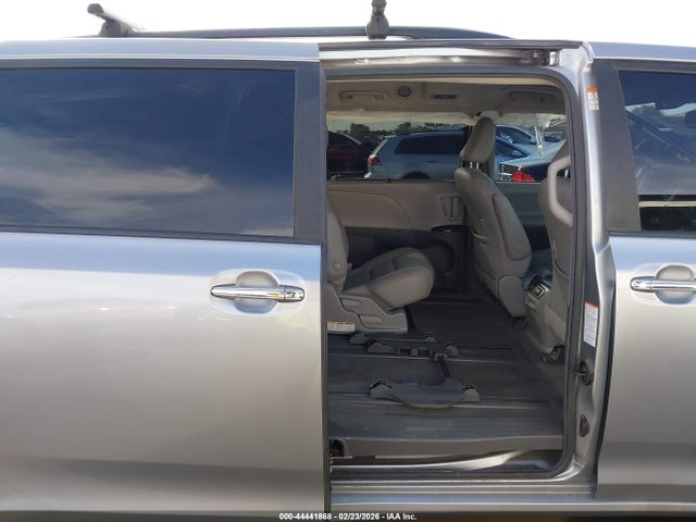 5TDYZ3DC6JS918770 Toyota Sienna Xle 8 Passenger