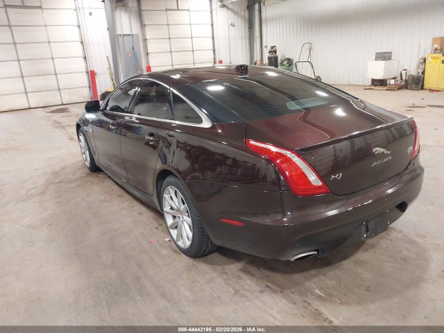 2016 JAGUAR XJ SAJWJ1CD1G8V99080 Photo 2