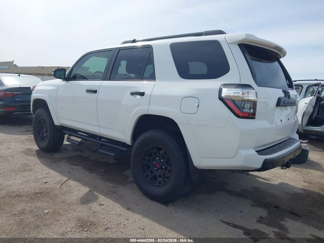 2020 TOYOTA 4RUNNER JTEBU5JR1L5812756 Photo 2