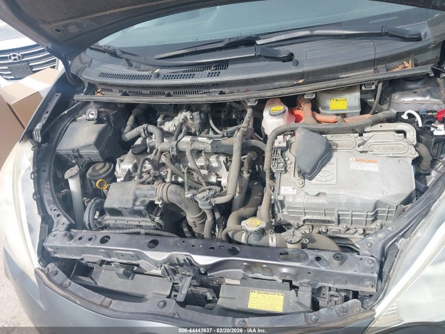 JTDKDTB30E1070573 Toyota Prius C Three