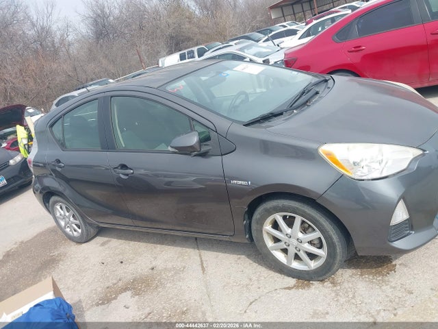 JTDKDTB30E1070573 Toyota Prius C Three