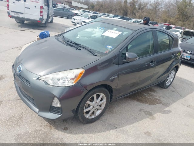 JTDKDTB30E1070573 Toyota Prius C Three