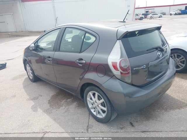 JTDKDTB30E1070573 Toyota Prius C Three