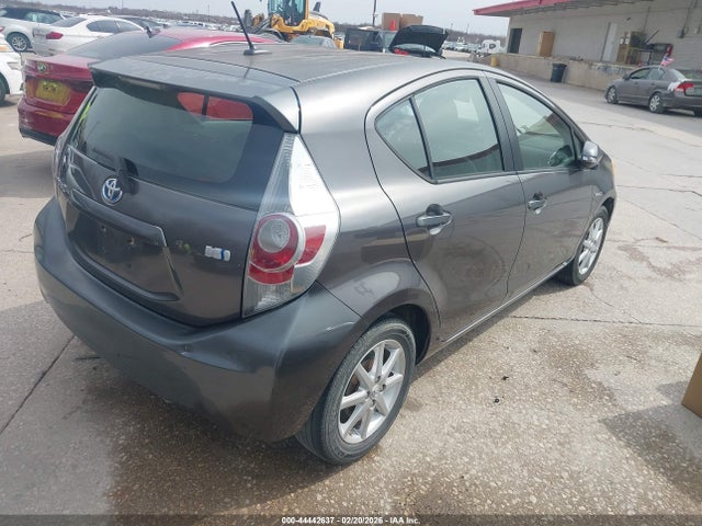 JTDKDTB30E1070573 Toyota Prius C Three