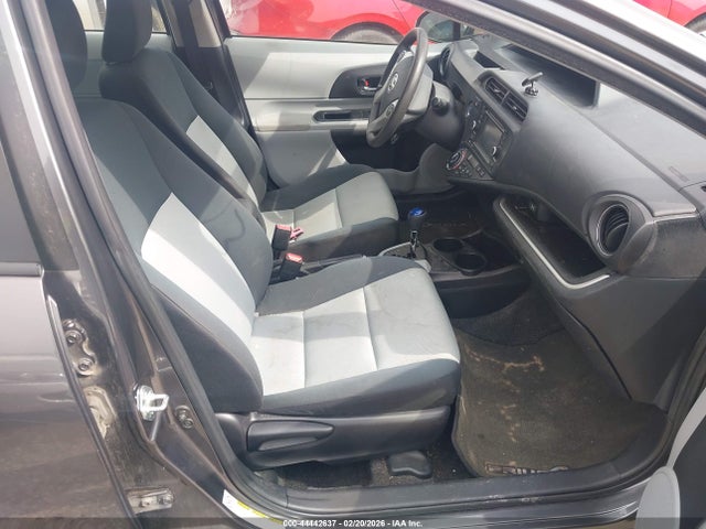 JTDKDTB30E1070573 Toyota Prius C Three
