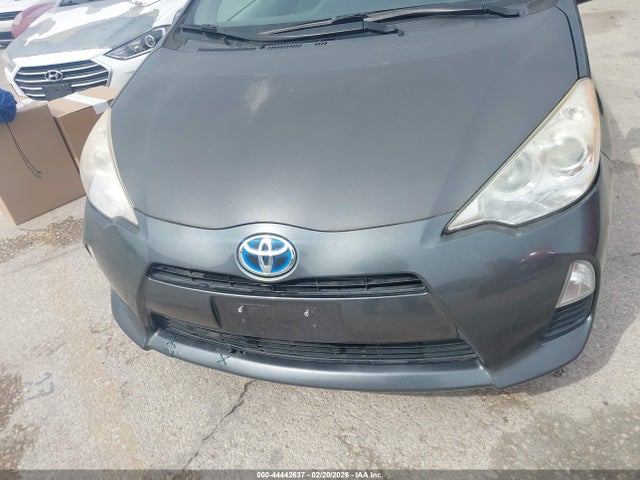 JTDKDTB30E1070573 Toyota Prius C Three