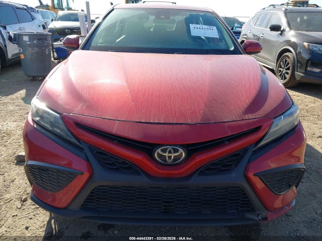 44443391 :رقم المزاد ، 4T1G11AKXMU426533 vin ، 2021 Toyota Camry Se مزاد بيع
