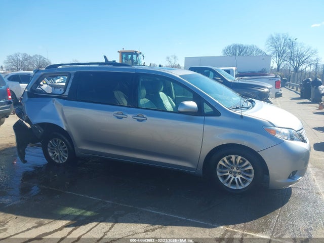 44443682 :رقم المزاد ، 5TDYK3DC3DS387147 vin ، 2013 Toyota Sienna Xle V6 8 Passenger مزاد بيع