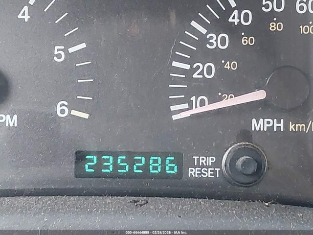 44444099 :رقم المزاد ، 1J4FT48SXYL252258 vin ، 2000 Jeep Cherokee Sport مزاد بيع