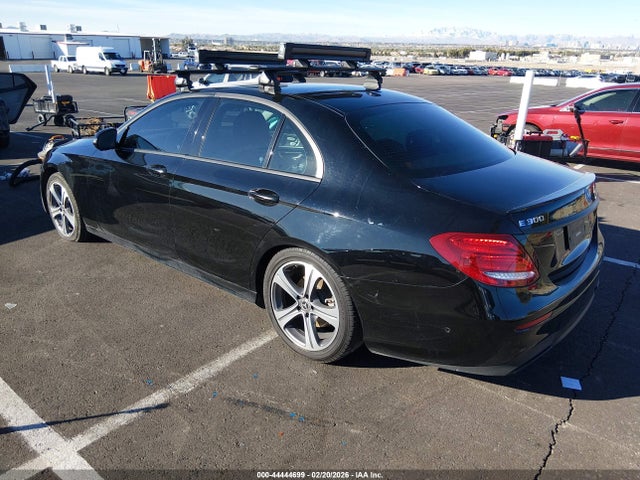 2018 MERCEDES-BENZ E 300 WDDZF4JB8JA395821 Photo 2